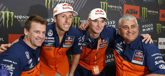 Arbeiten weiterhin zusammen: (v.l.) Pit Beirer, Antonio Cairoli, Stefan Everts, Claudio De Carli.