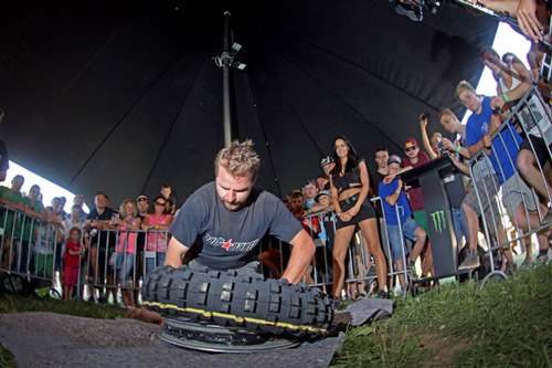 Den NOVIPro Mechaniker Contest gewann Tobias Auerswald, der sich nun „schnellster Reifenwechsler Deutschlands" nennen darf :-)