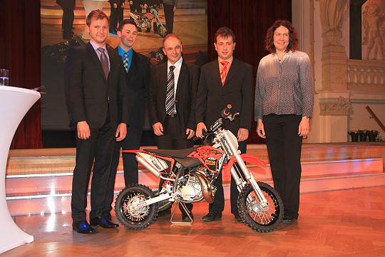 Heike Petrick ( rechts ) und Klaus Klötzner ( Mitte ) übergeben das Motorrad an Vertreter der Ortsclubs
