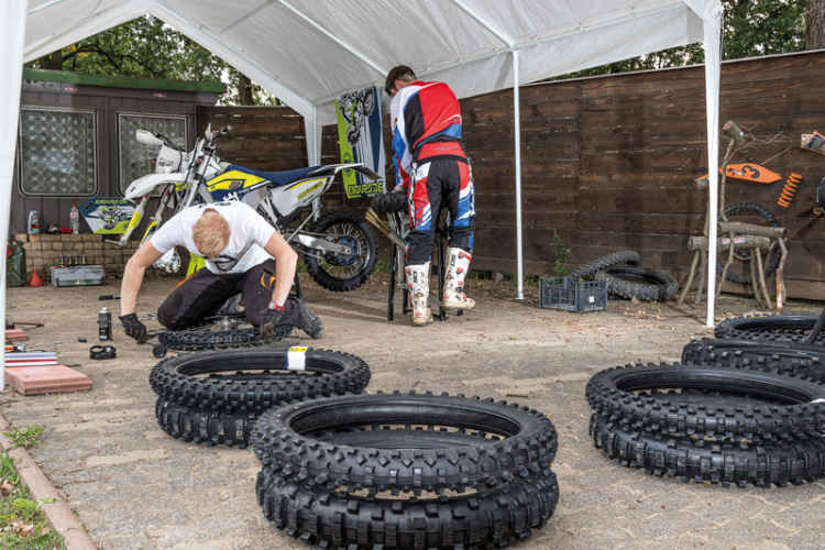 Test: großer F.I.M. Enduroreifentest 2015/2016 | Enduro.de - Magazin